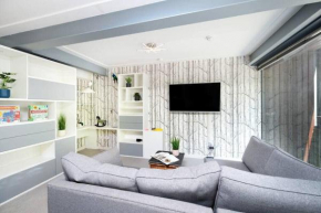 Chic City Living in Stratford a Cozy 2BR Flat